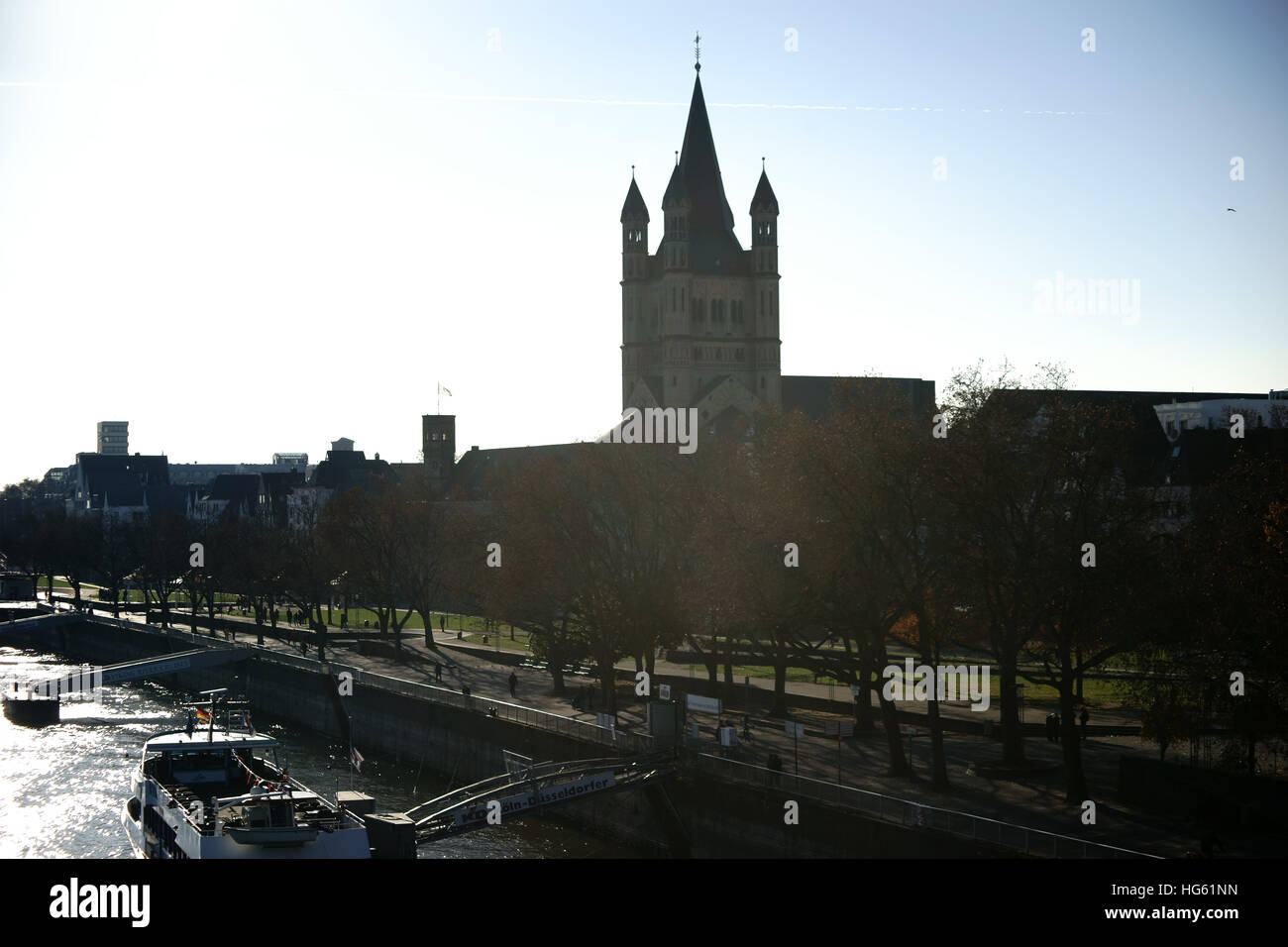 Grand Saint Martin l'Église et promenade du Rhin à Cologne Banque D'Images