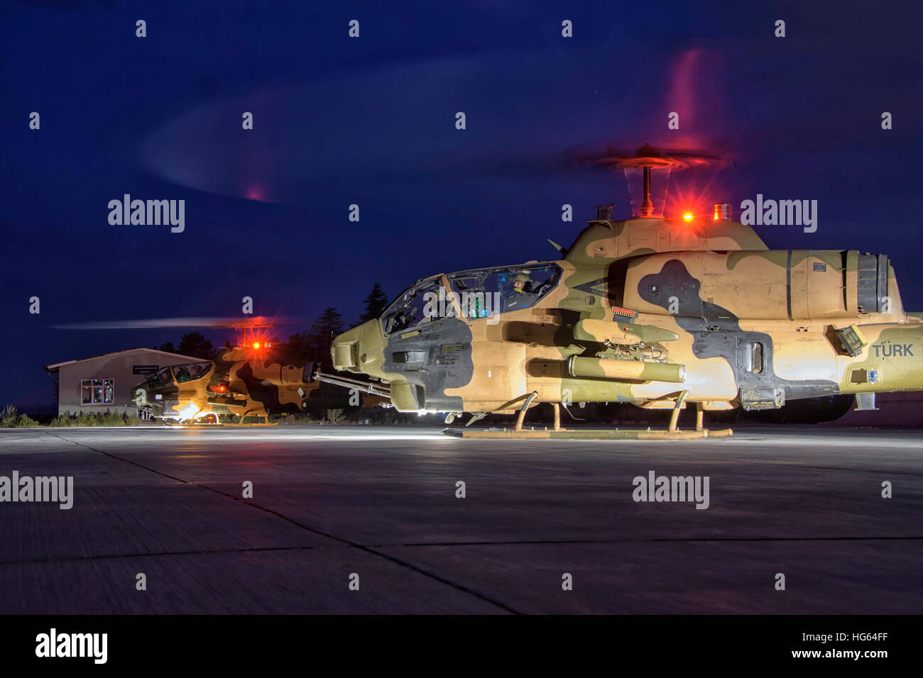 L'armée turque AH-1 Cobra hélicoptère sur une mission de nuit. Banque D'Images