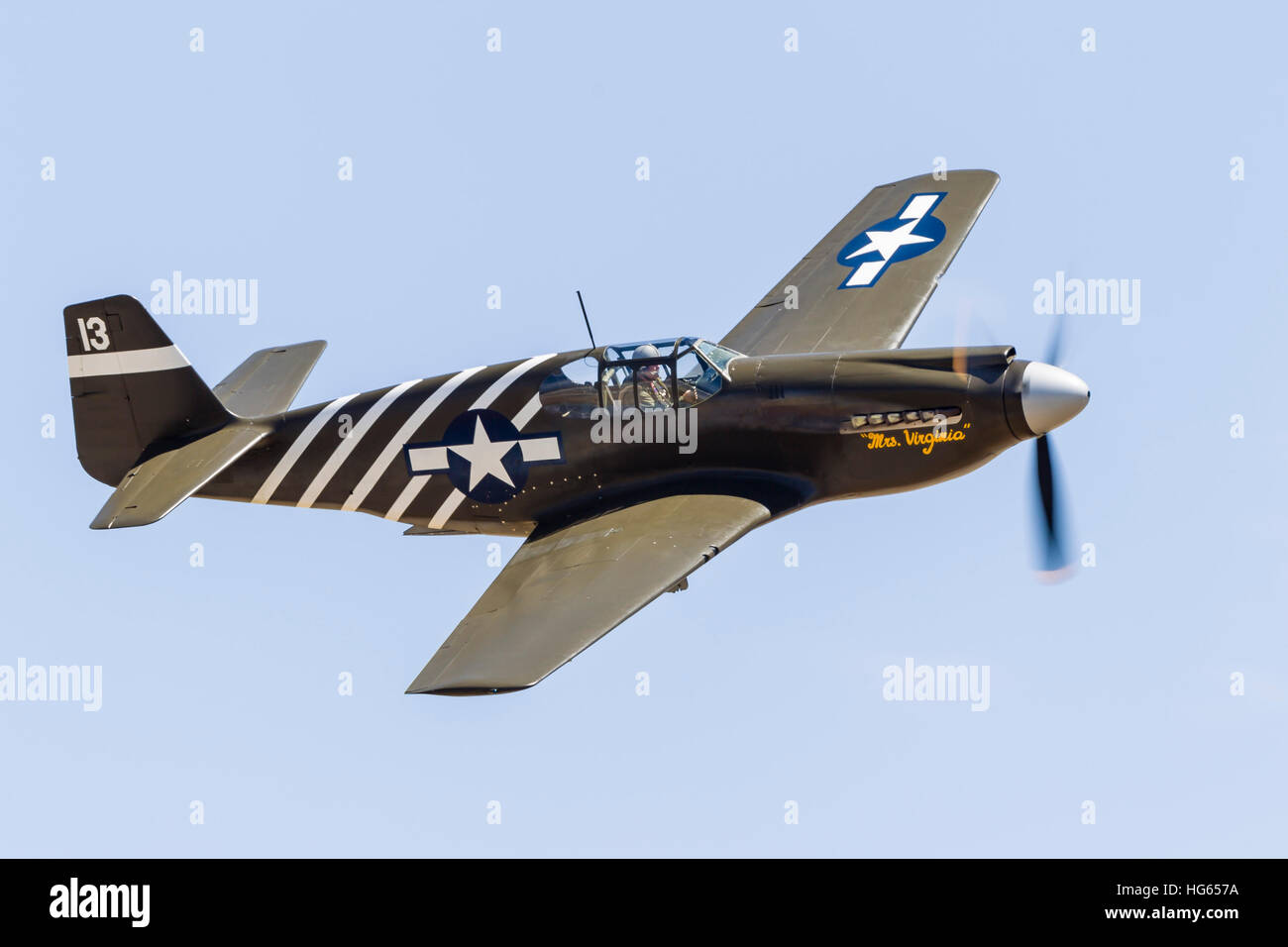 Un P-51A Mustang survolant le Chino, Californie. Banque D'Images