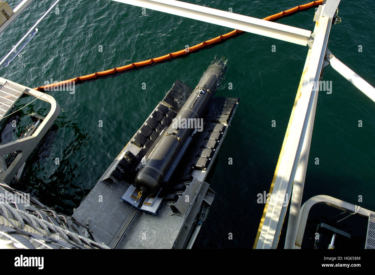 Le Seahorse-classe véhicule sous-marin autonome est déplacé en position. Banque D'Images