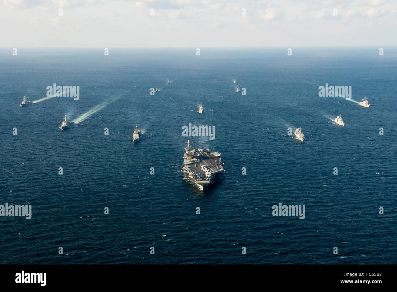La Marine américaine et la marine de la République de Corée les navires transitent dans les eaux entourant la péninsule coréenne. Banque D'Images