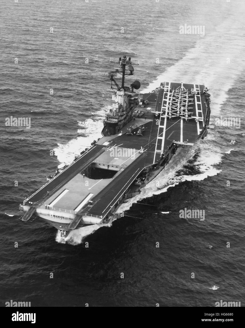 USS Intrepid en cours dans la mer de Chine du Sud comme une attaque spéciale carrier, 1968. Banque D'Images