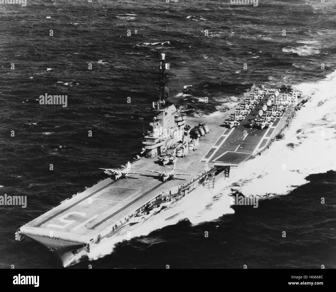 USS Randolph en cours en mer avec deux avions S2F sur ses catapultes, 1962. Banque D'Images