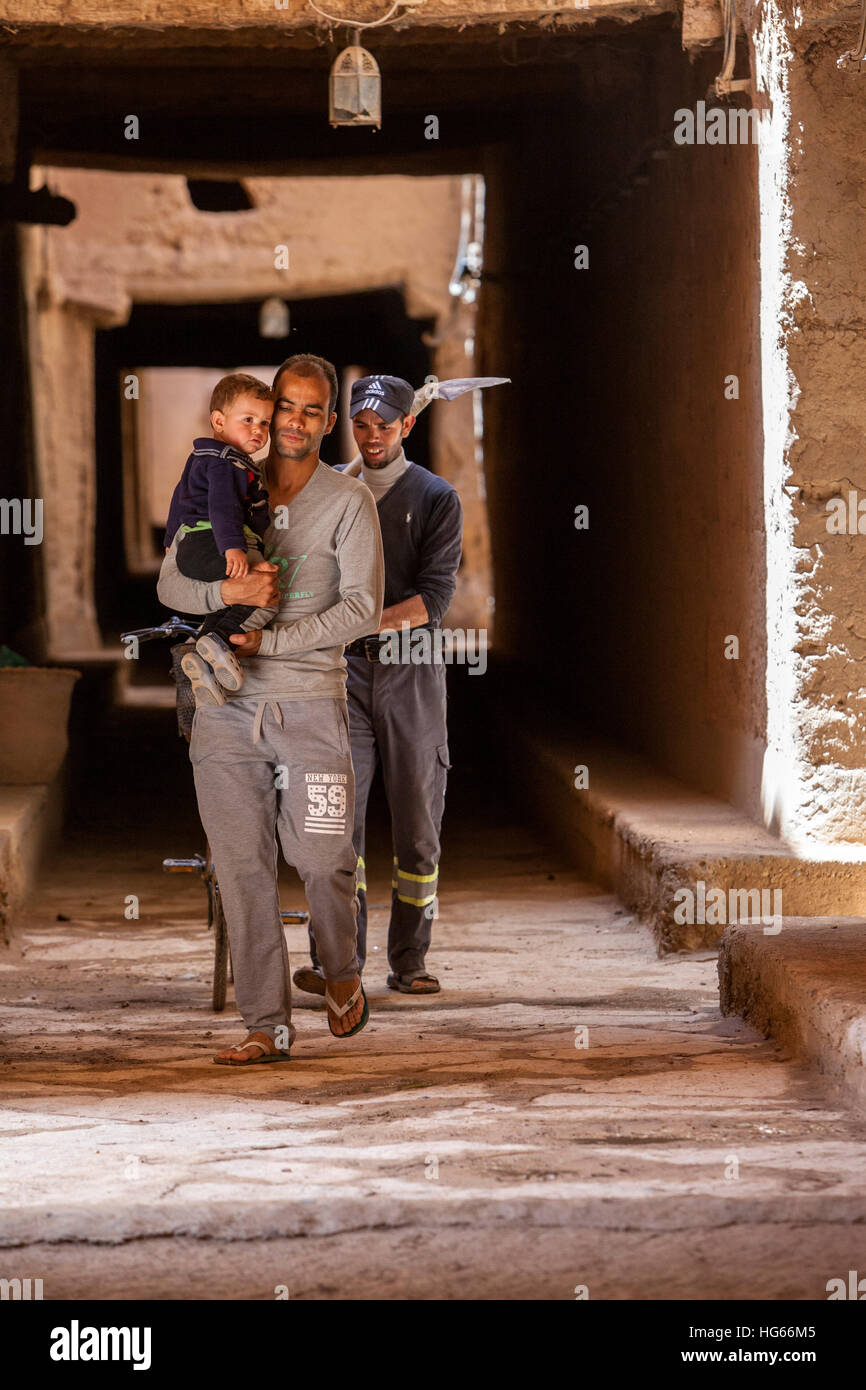 Ksar Elkhorbat, Maroc. Deux hommes et jeune garçon marche dans la Casbah. Banque D'Images