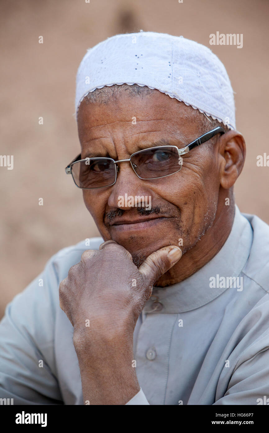 Elkhorbat, Maroc. Afro-Berber d'âge moyen l'homme. Banque D'Images