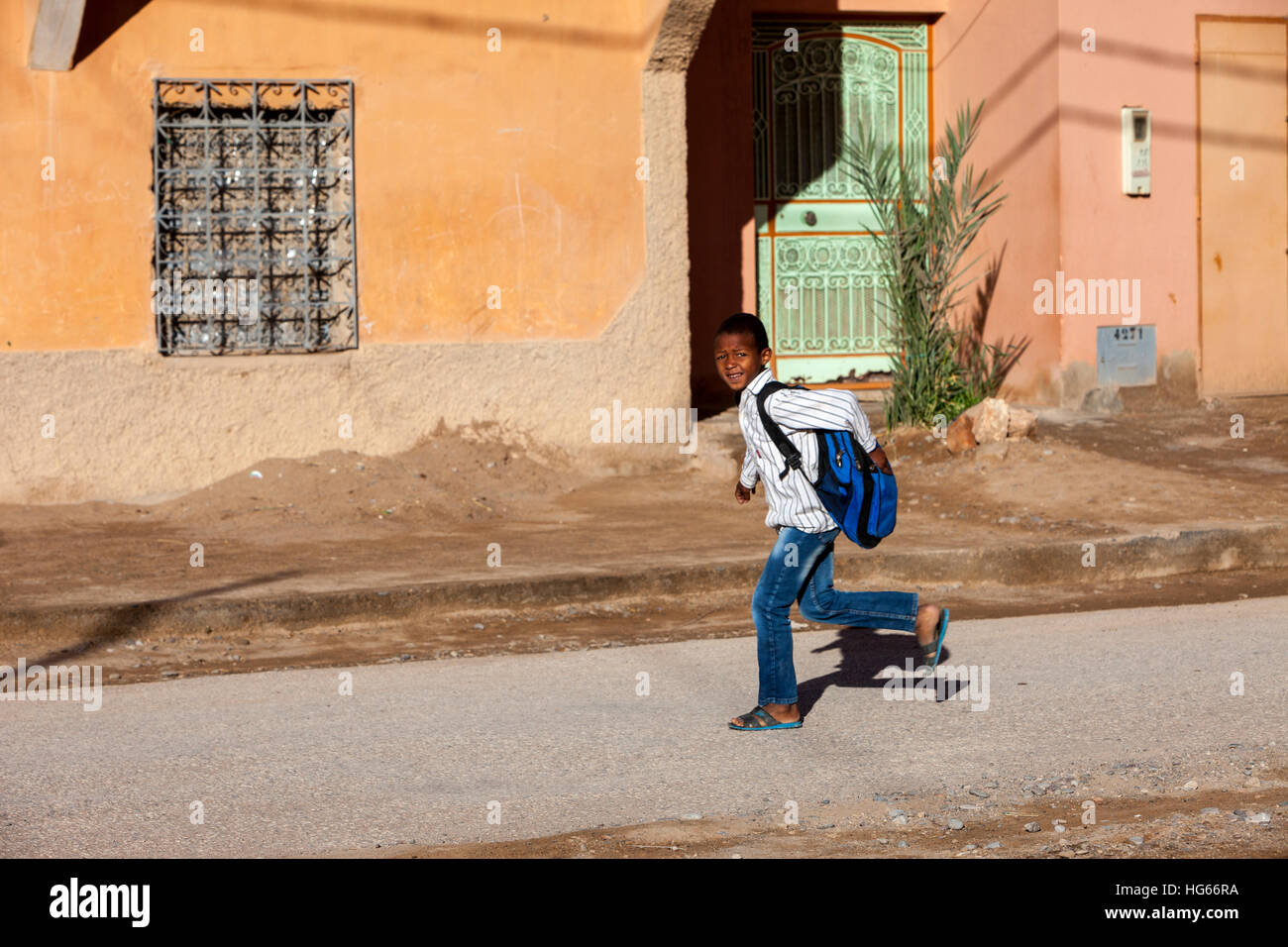 Elkhorbat, Maroc. Garçon un peu vite à l'école. Banque D'Images