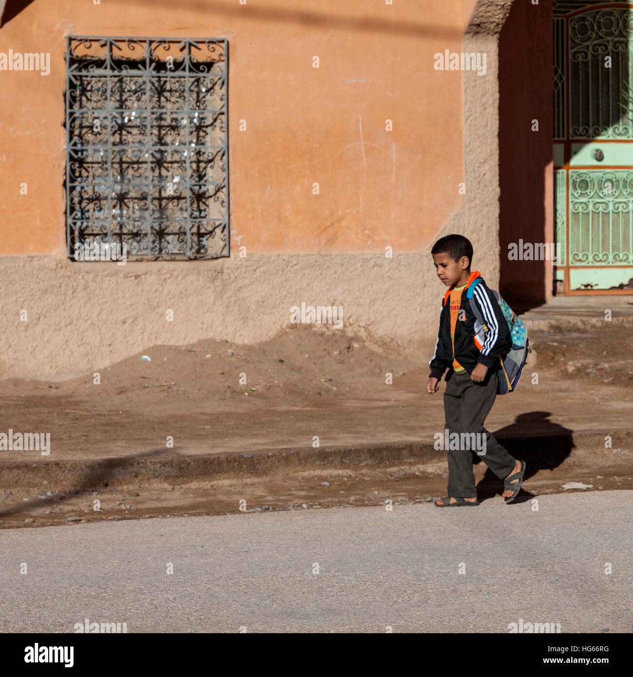 Elkhorbat, Maroc. Garçon Afro-Berber la position à l'école. Banque D'Images