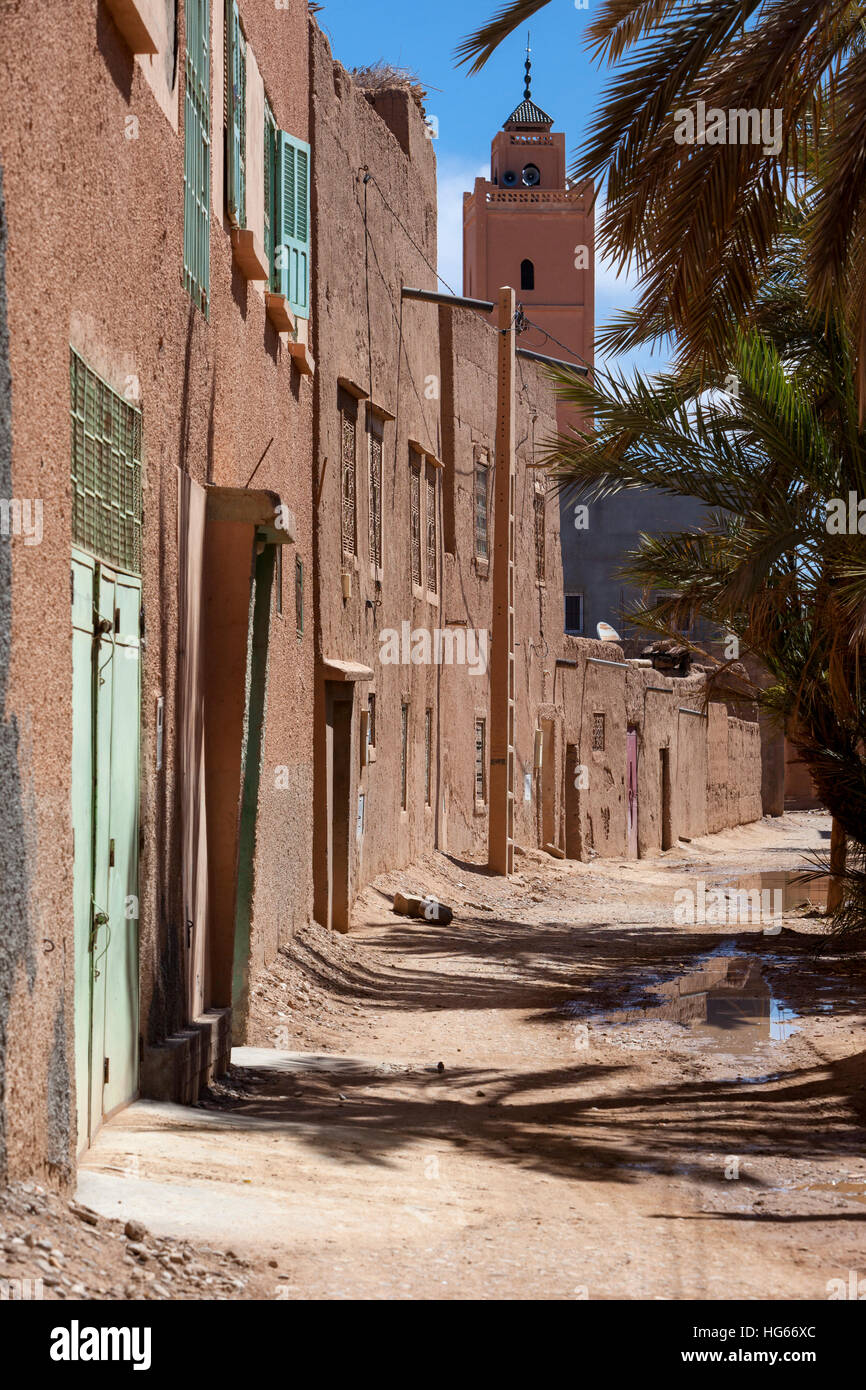 Elkhorbat, Maroc. Rangée de maisons, Minaret en arrière-plan. Banque D'Images