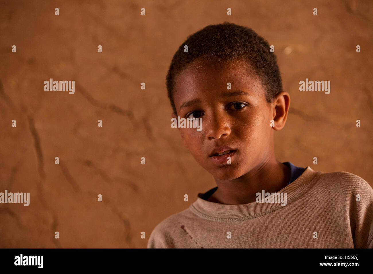 Ksar Elkhorbat, Maroc. Afro-Berber jeune garçon. Banque D'Images