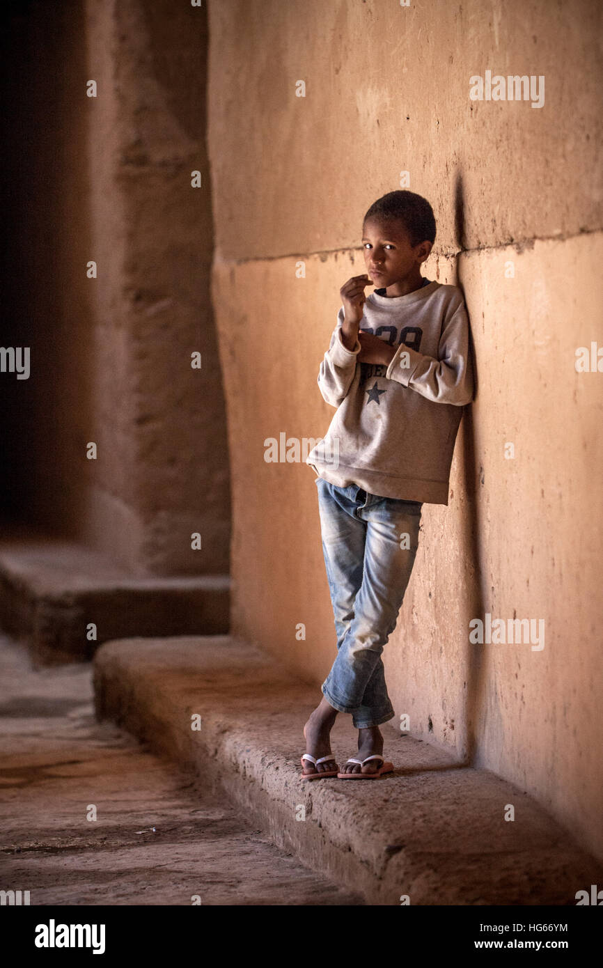 Ksar Elkhorbat, Maroc. Jeune garçon Afro-Berber dans une zone de passage de la Casbah. Banque D'Images