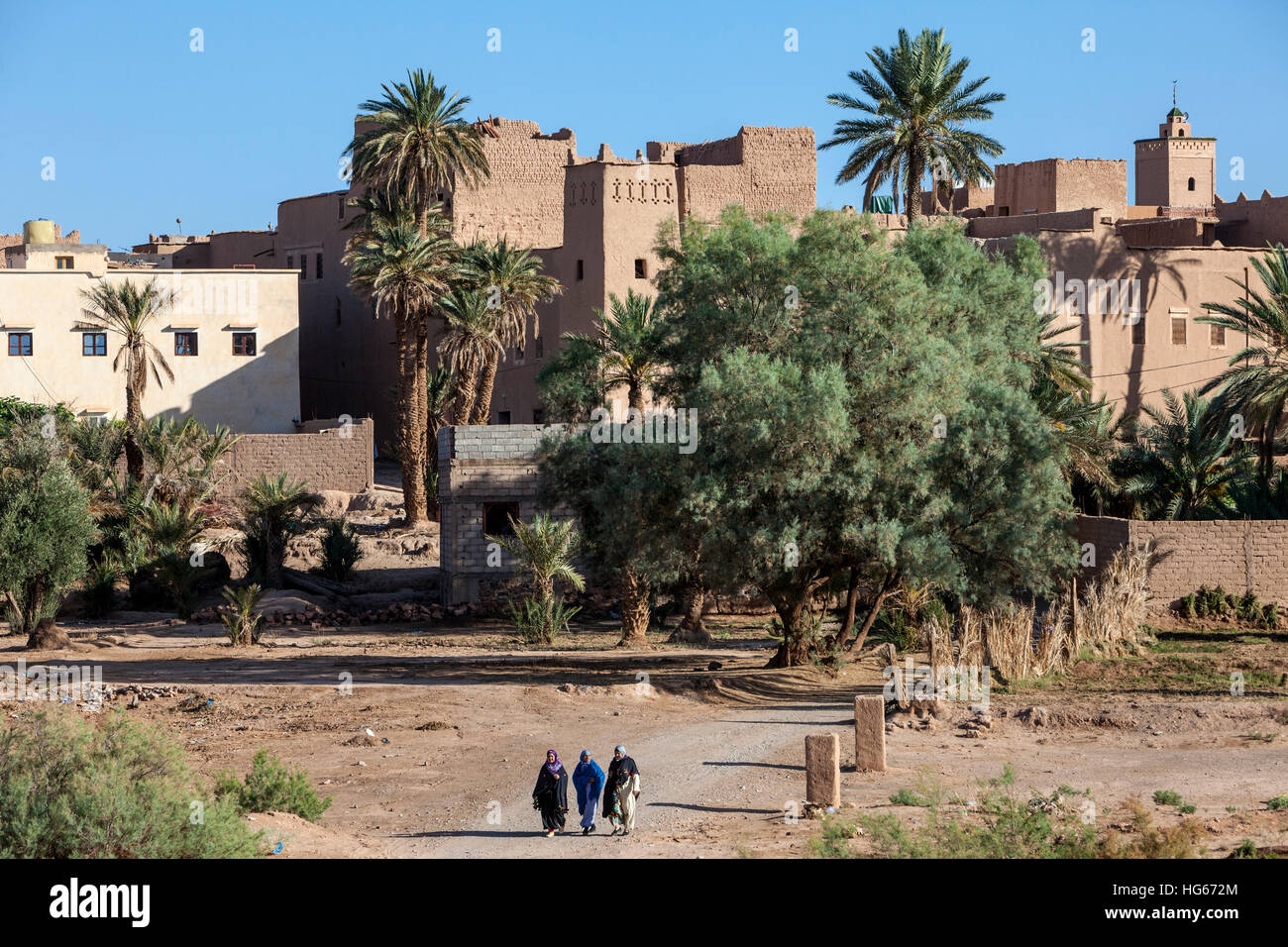Ksar Elkhorbat, Maroc. Route menant à la Casbah en arrière-plan, maintenant un hôtel pour touristes. Banque D'Images