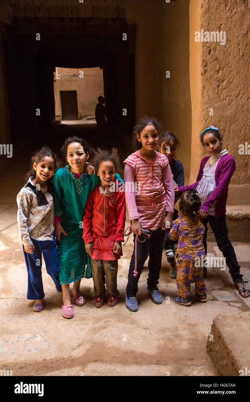 Ksar Elkhorbat, Maroc. Les jeunes filles berbères, la pré-adolescence. Banque D'Images