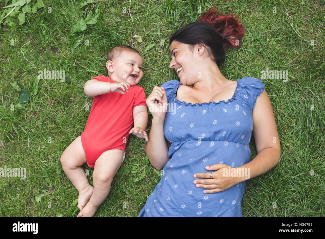 Coup de frais généraux d'une mère avec son bébé dans l'herbe Banque D'Images