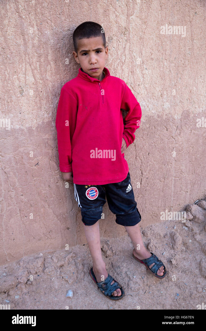 Ksar Elkhorbat, Maroc. Jeune garçon berbère Amazigh. Banque D'Images