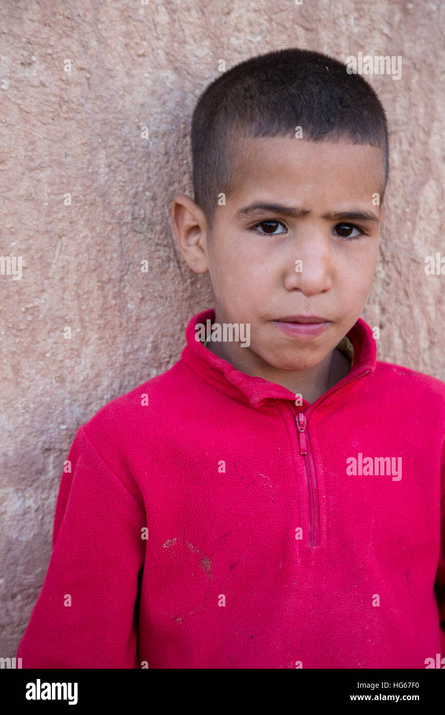 Ksar Elkhorbat, Maroc. Jeune garçon berbère Amazigh. Banque D'Images