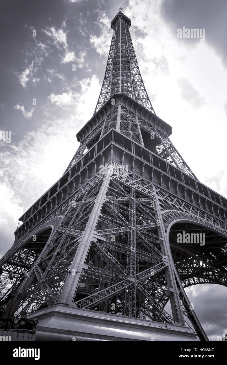 La tour Eiffel vue de la base Banque D'Images
