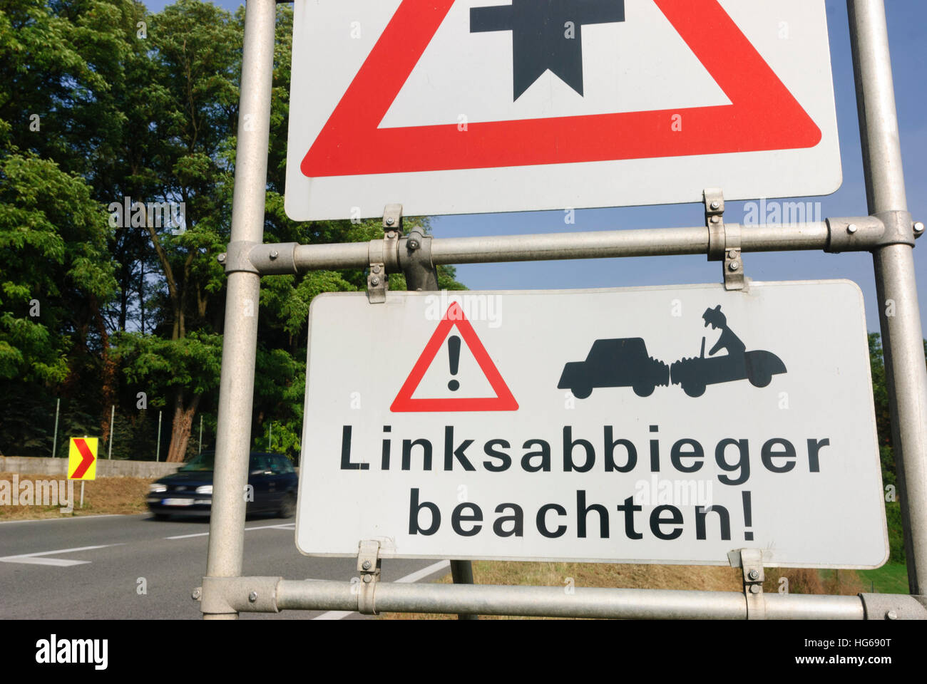 Drasenhofen : Road sign avec avertissement de collision par l'arrière, Weinviertel, Niederösterreich, Basse Autriche, Autriche Banque D'Images