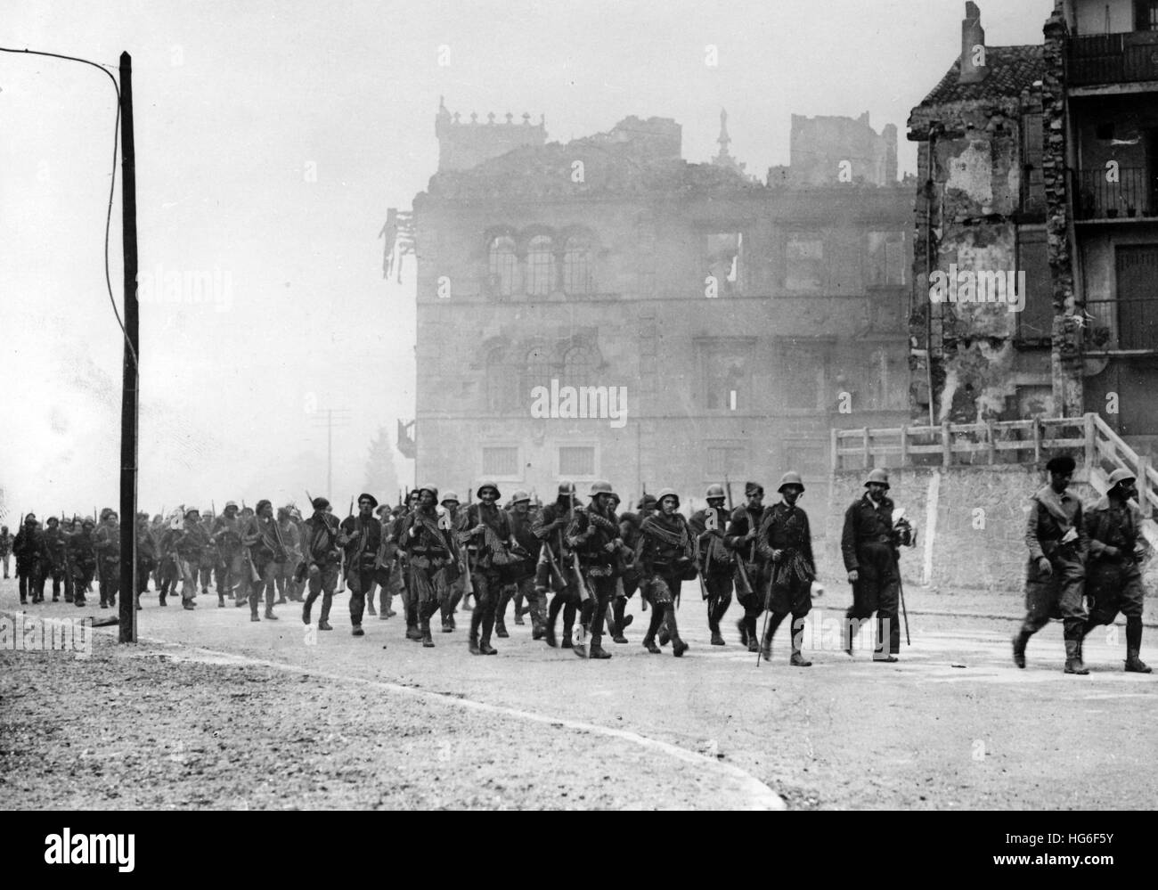 Le tableau de la propagande nazie montre l'occupation de la ville d'Irun dans la région de Bidasoaldea par les troupes franquaires. Les troupes du parti militaire entrent dans la ville complètement détruite et brûlée d'Irun, en Espagne, en septembre 1936. Fotoarchiv für Zeitgeschichtee - PAS DE SERVICE DE FIL - | utilisation dans le monde entier Banque D'Images