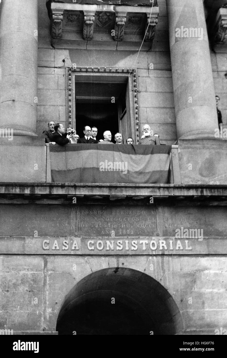 La photo de propagande nazie montre l'officier espagnol de l'armée, Miguel Cabanellas (à droite avec la barbe blanche) sur le balcon de la mairie de la Plaza de la Constitución à l'occasion d'une cérémonie officielle après l'occupation de la ville de San Sebastián par les troupes francos en septembre 1936. Fotoarchiv für Zeitgeschichtee - PAS DE SERVICE DE FIL - | utilisation dans le monde entier Banque D'Images