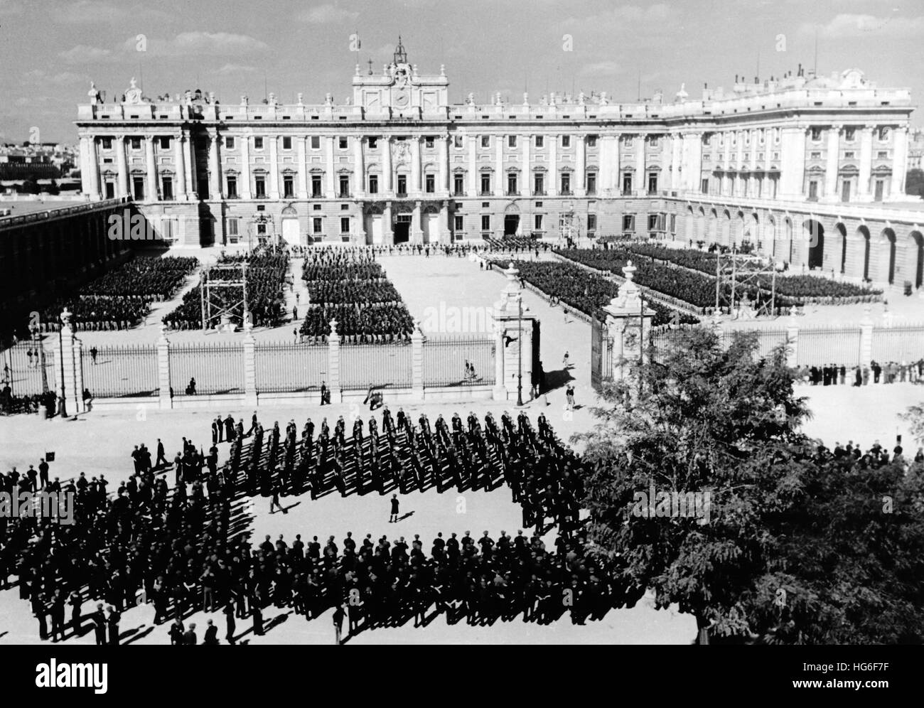 Le tableau de la propagande nazie montre la marche du mouvement fasciste de la jeunesse Falange devant le dictateur espagnol Franco sur la Plaza de la Armeria devant le Palacio Real à Madrid, Espagne, 01 octobre 1943. Fotoarchiv für Zeitgeschichtee - PAS DE SERVICE DE FIL - | utilisation dans le monde entier Banque D'Images