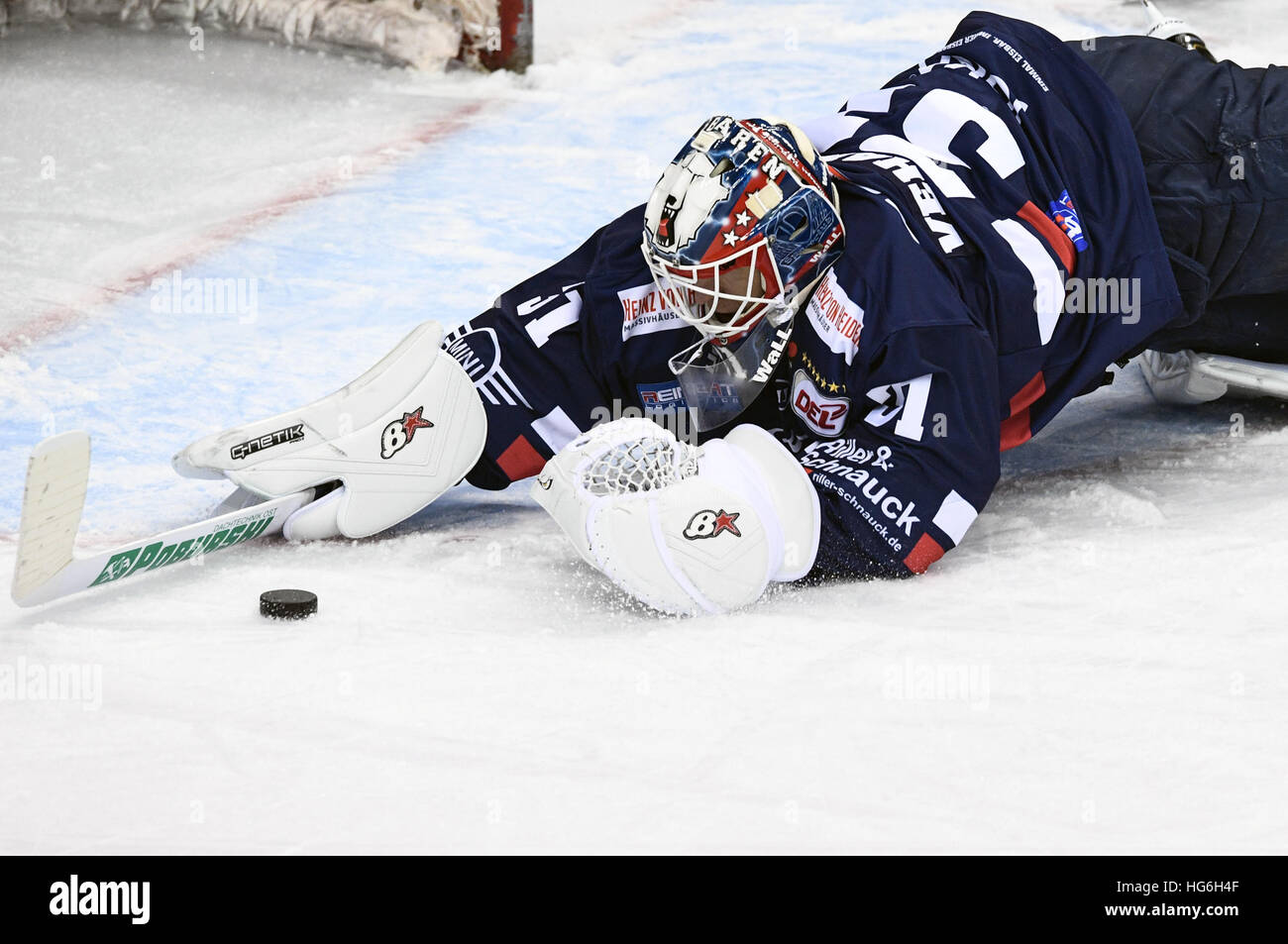 Gardien de Berlin Petri Vehanen DEL en action pendant la partie de hockey entre Eisbaeren et Berlin Augsburger Panther de la Mercedes-Benz Arena de Berlin, Allemagne, 03 janvier 2017. Photo : Soeren Stache/dpa Banque D'Images