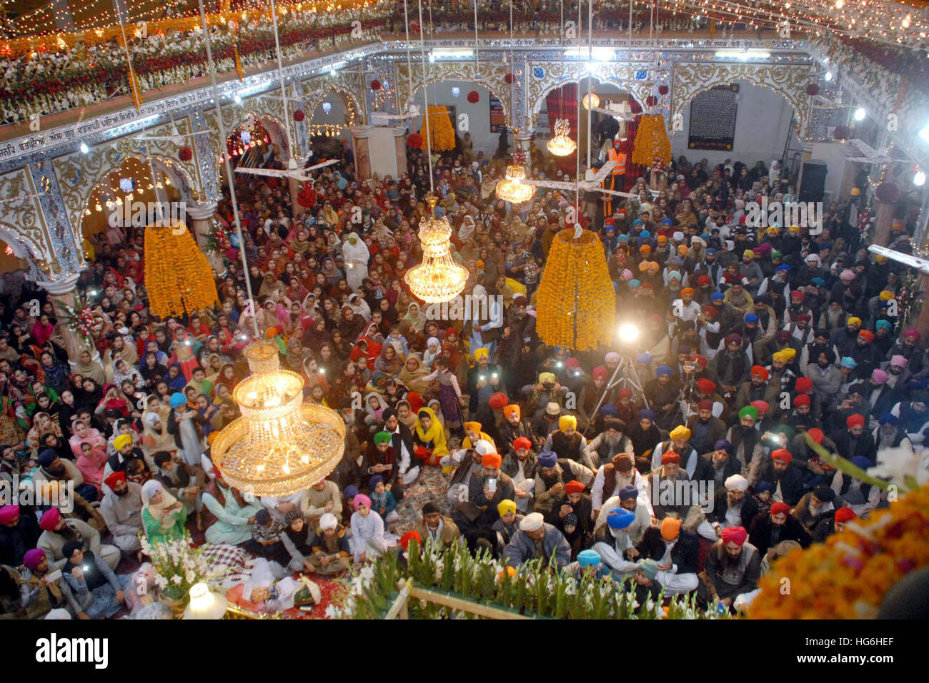 Les dévots sikhs prendre part à une cérémonie de célébration religieuse dans le cadre du 350e anniversaire de naissance du leader spirituel Guru Gobind Singh a tenu à le temple local à Peshawar le Jeudi, Janvier 05, 2017. Guru Gobind Singh est le 10e et dernier gourou sikh de gourous vivant du sikhisme. Un maître spirituel, guerrier, poète et philosophe, il a été installé en tant que Guru à l'âge de neuf ans lorsque son père, guru Tegh Bahadur, fut décapité pour avoir refusé de se convertir à l'Islam. Banque D'Images