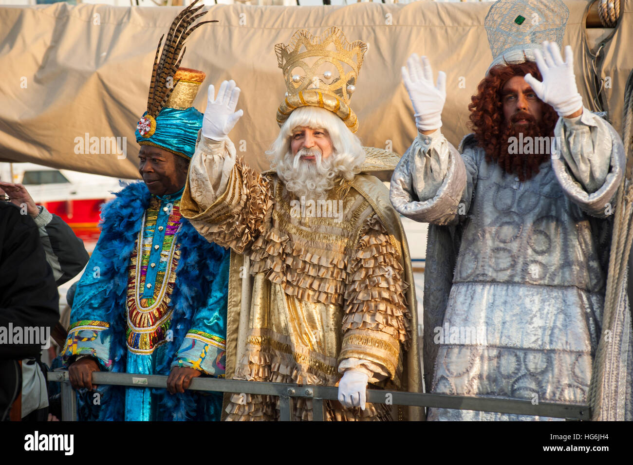 Les trois rois arrivent par bateau à Barcelone, Espagne, le jeudi, le 05 Jan, 2017. C'est une parade symbolisant l'arrivée des Rois Mages à Bethléem après la naissance de Jésus. En Espagne et de nombreux pays d'Amérique latine l'Epiphanie est le jour où les cadeaux sont échangés. © Charlie Perez/Alamy Banque D'Images