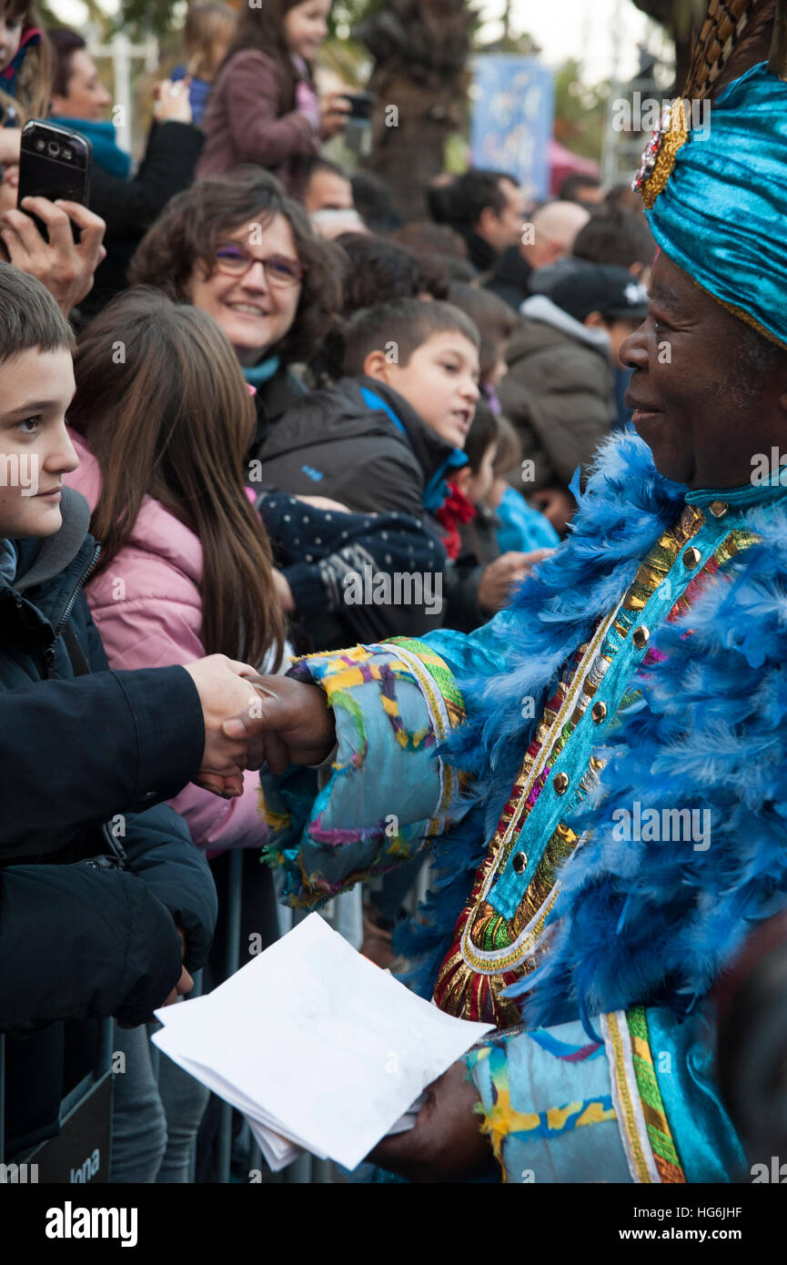 Les trois rois arrivent par bateau à Barcelone, Espagne, le jeudi, le 05 Jan, 2017. C'est une parade symbolisant l'arrivée des Rois Mages à Bethléem après la naissance de Jésus. En Espagne et de nombreux pays d'Amérique latine l'Epiphanie est le jour où les cadeaux sont échangés. © Charlie Perez/Alamy Banque D'Images