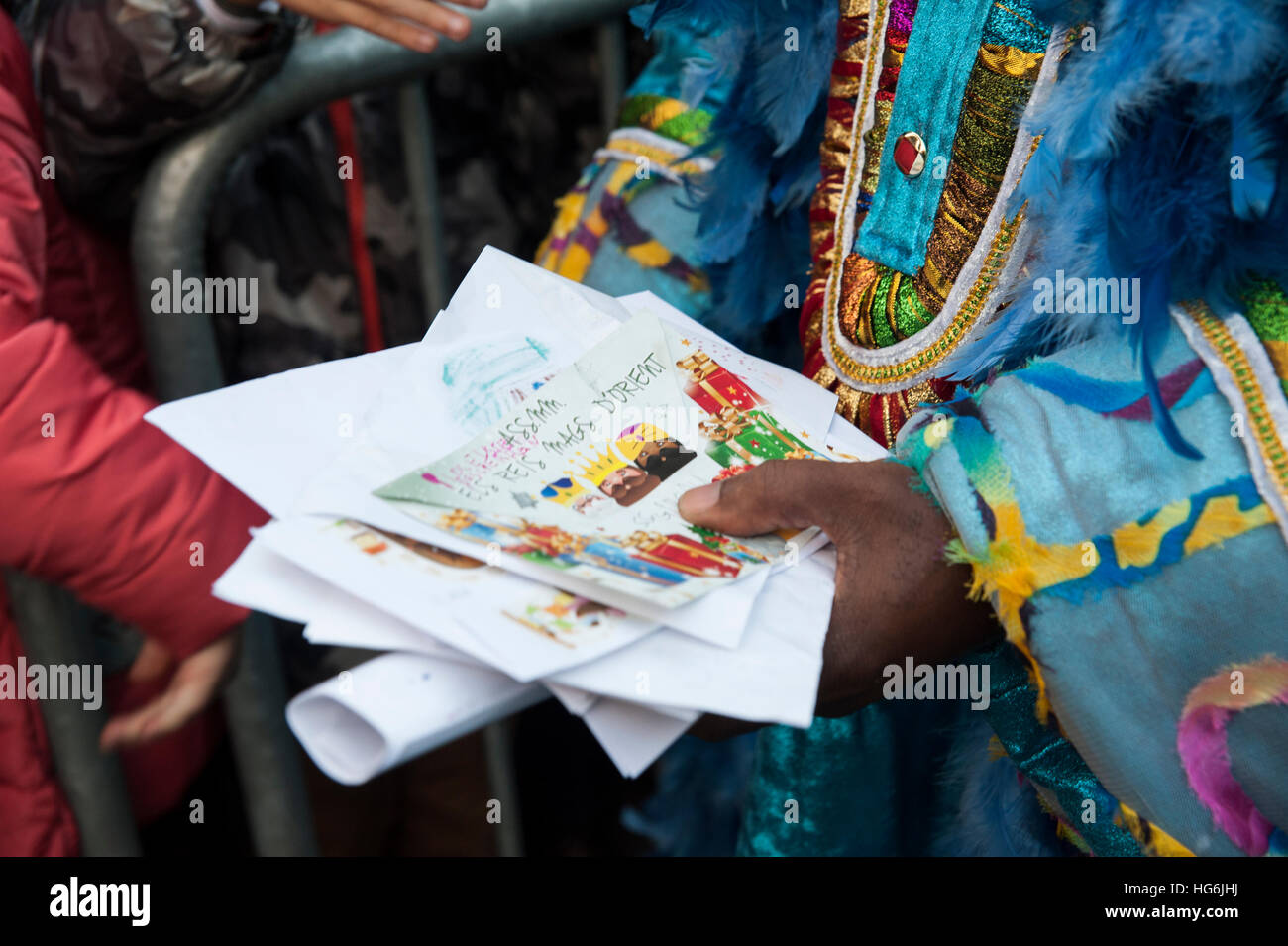 Les trois rois arrivent par bateau à Barcelone, Espagne, le jeudi, le 05 Jan, 2017. C'est une parade symbolisant l'arrivée des Rois Mages à Bethléem après la naissance de Jésus. En Espagne et de nombreux pays d'Amérique latine l'Epiphanie est le jour où les cadeaux sont échangés. © Charlie Perez Banque D'Images