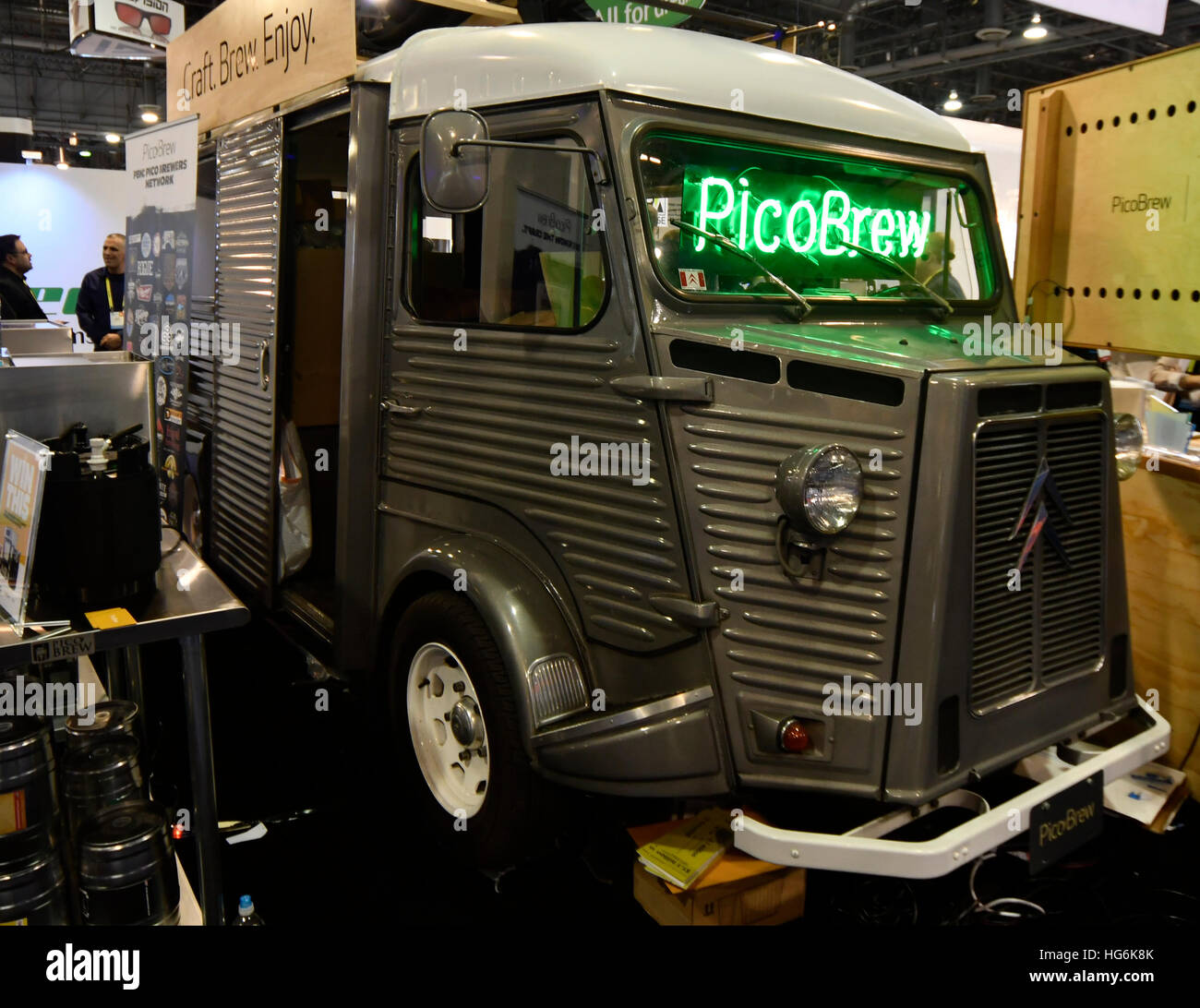 Las Vegas, Nevada, USA. 5Th Jan, 2017. ProBrew montre leur petite brasserie personnelle et de l'afficheur pendant le jour 1 de la CES de 2017. 5Th Jan, 2017. CES célèbre son 50ième anniversaire cette année avec un estimé 175 000 à assister aux quatre jours de show qui commence Jan 5e à la 8e.Photos par Gene Blevins/LA Daily News/ZumaPress. © Gene Blevins/ZUMA/Alamy Fil Live News Banque D'Images