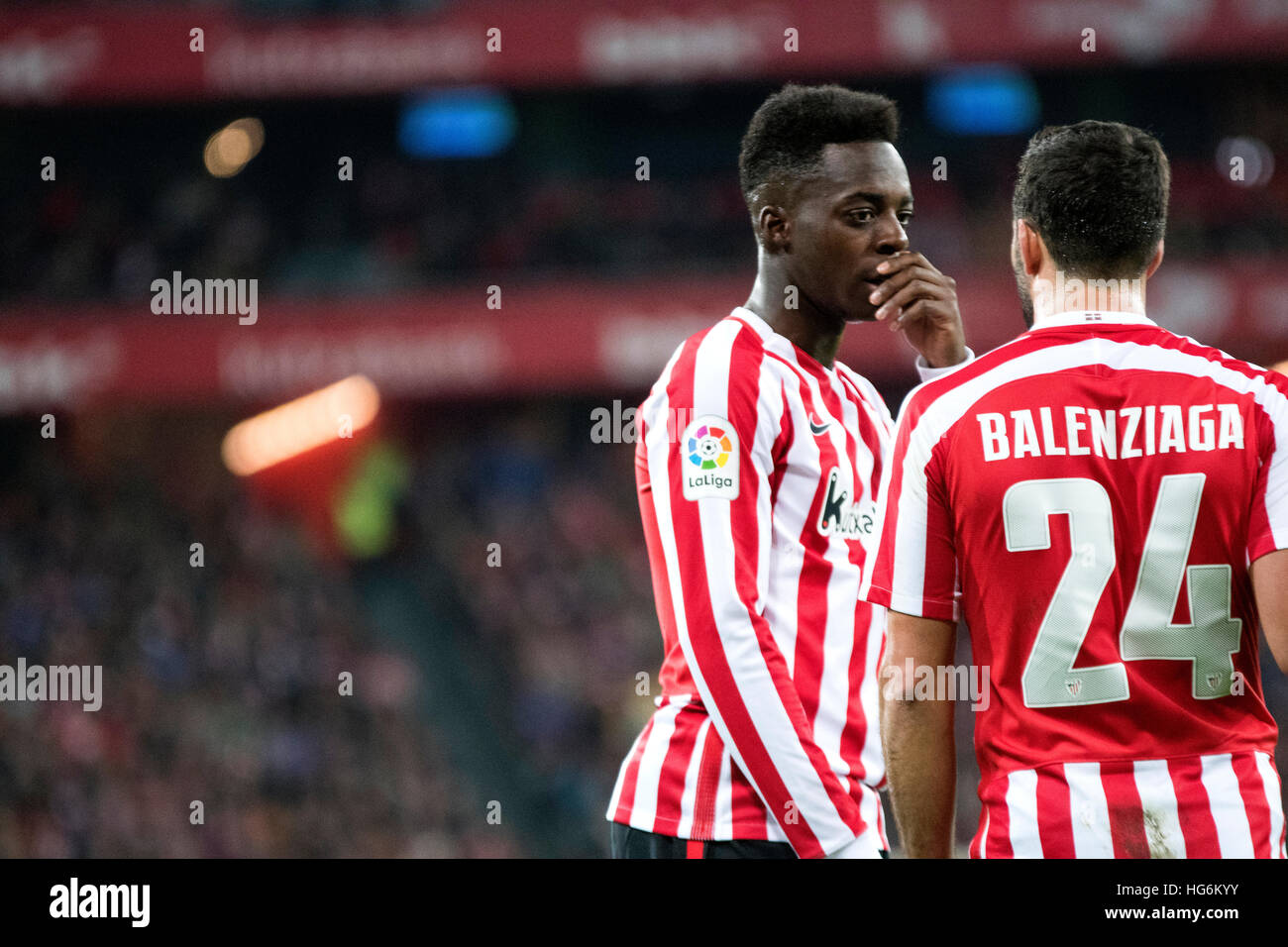 Bilbao, Espagne. 5 janvier, 2017. Iñaki Williams (marche avant, Athletic Club) parle avec Mikel Balenziaga (Defender, Athletic Club) pendant le match de foot de ronde de 16 de l'espagnol King's Cup entre Athletic Club et le FC Barcelone à San Mames Stadium le 5 janvier 2017 à Bilbao, en Espagne. ©david Gato/Alamy Live News Banque D'Images