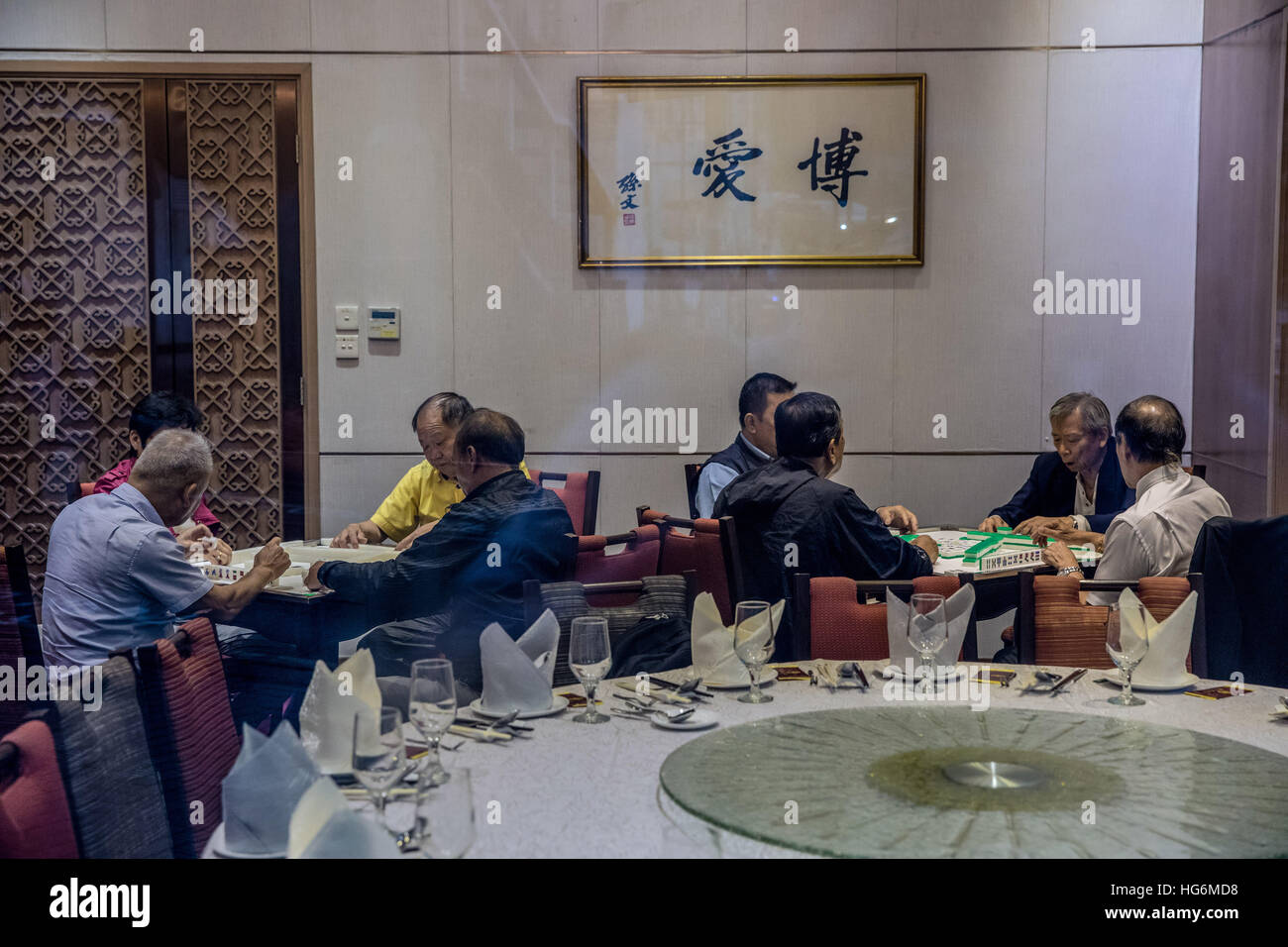 Hong Kong, Hong Kong, Chine. 5Th Jan, 2017. Les personnes âgées jouer mahjong dans un restaurant à Hong Kong.En 2016, la population de Hong Kong est 7 000 000, dont 1 000 000 sont des gens âgés de 65 ans et plus, représentant 15 pour cent. Selon les statistiques, la durée de vie de la population de Hong Kong est de 84. La longévité ne signifie pas nécessairement le bonheur, pour un à trois personnes âgées personnes vit sous le seuil de pauvreté, ils ne peuvent pas se permettre de profiter d'un plus tard la vie. Dans une ville animée comme Hong Kong, sliver-chute de personnes âgées peut être vu travailler des emplois peu rémunérateurs dans un restaurant, un supermarché et une galerie à lik Banque D'Images