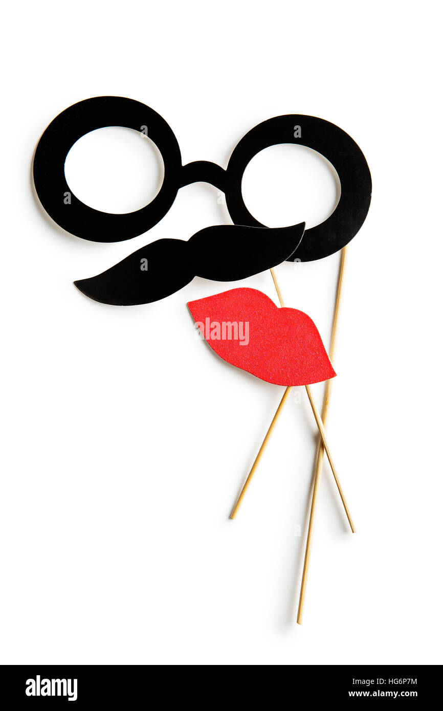 Lèvres fausses, des verres et des moustaches sur des bâtons. Isolé sur fond blanc. Banque D'Images