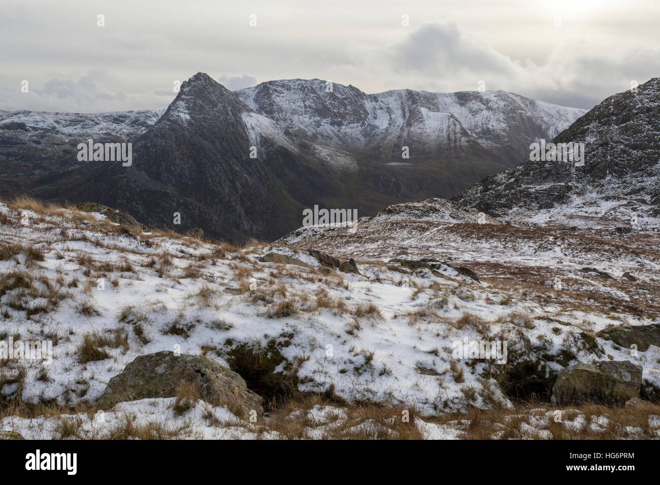 Une scène hivernale très à la recherche vers l'Ogwen Valley Tryfan et Banque D'Images