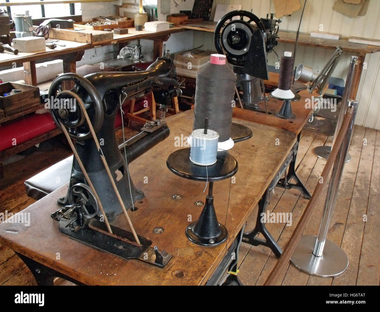 Machine à coudre motorisée dans un atelier de cuir, Walsall, West Midlands, Angleterre, Royaume-Uni, WS1 Banque D'Images