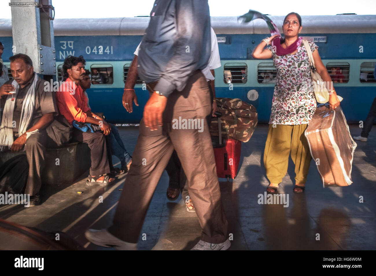 Les passagers du train attendent l'heure de départ à la plate-forme passagers de la gare d'Agra Cantonment à Agra, Uttar Pradesh, Inde. Banque D'Images