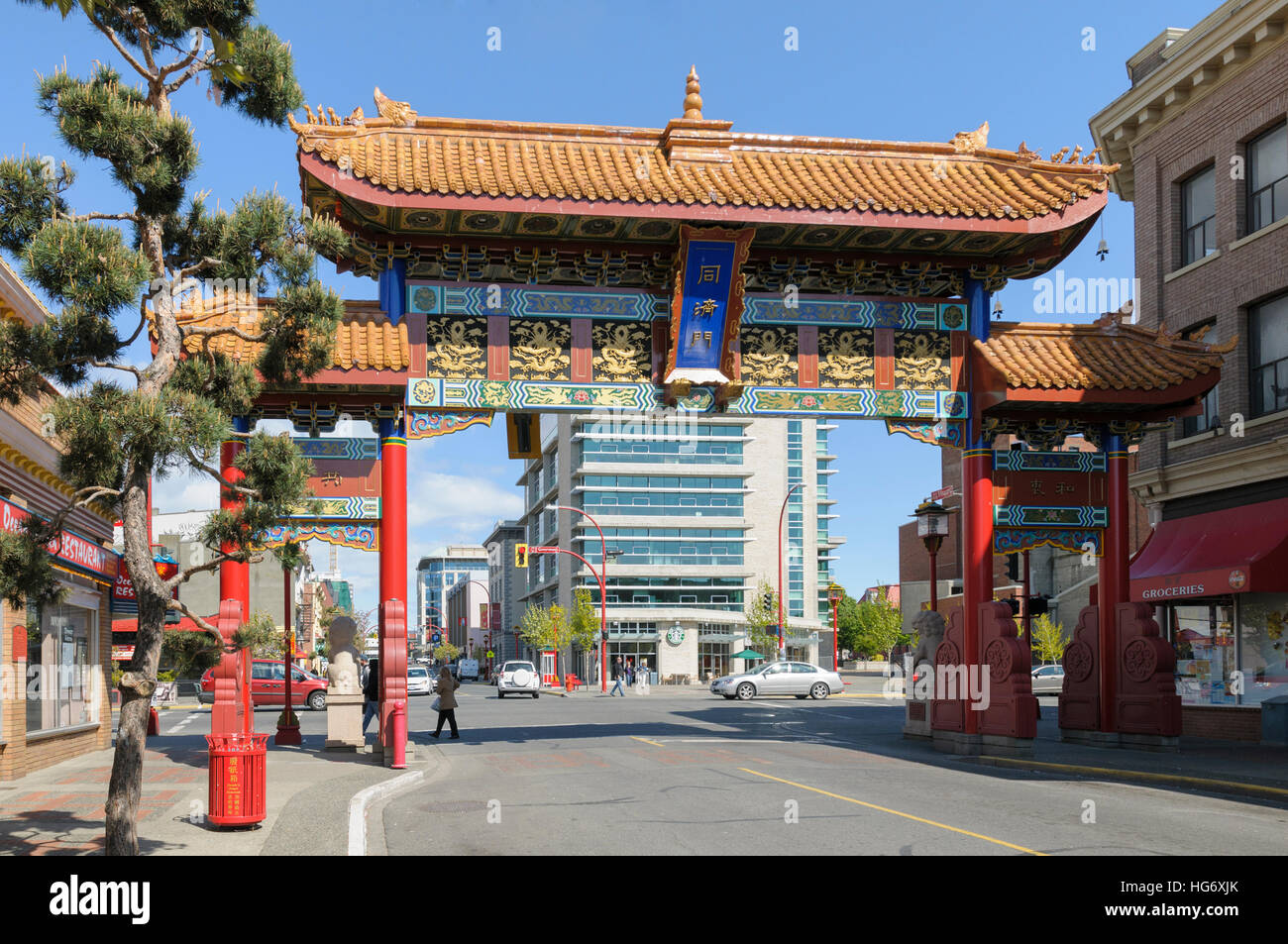 Victoria, île de Vancouver, BC, Canada. Chinatown gate, connue comme la porte de l'Intérêt harmonieux Banque D'Images