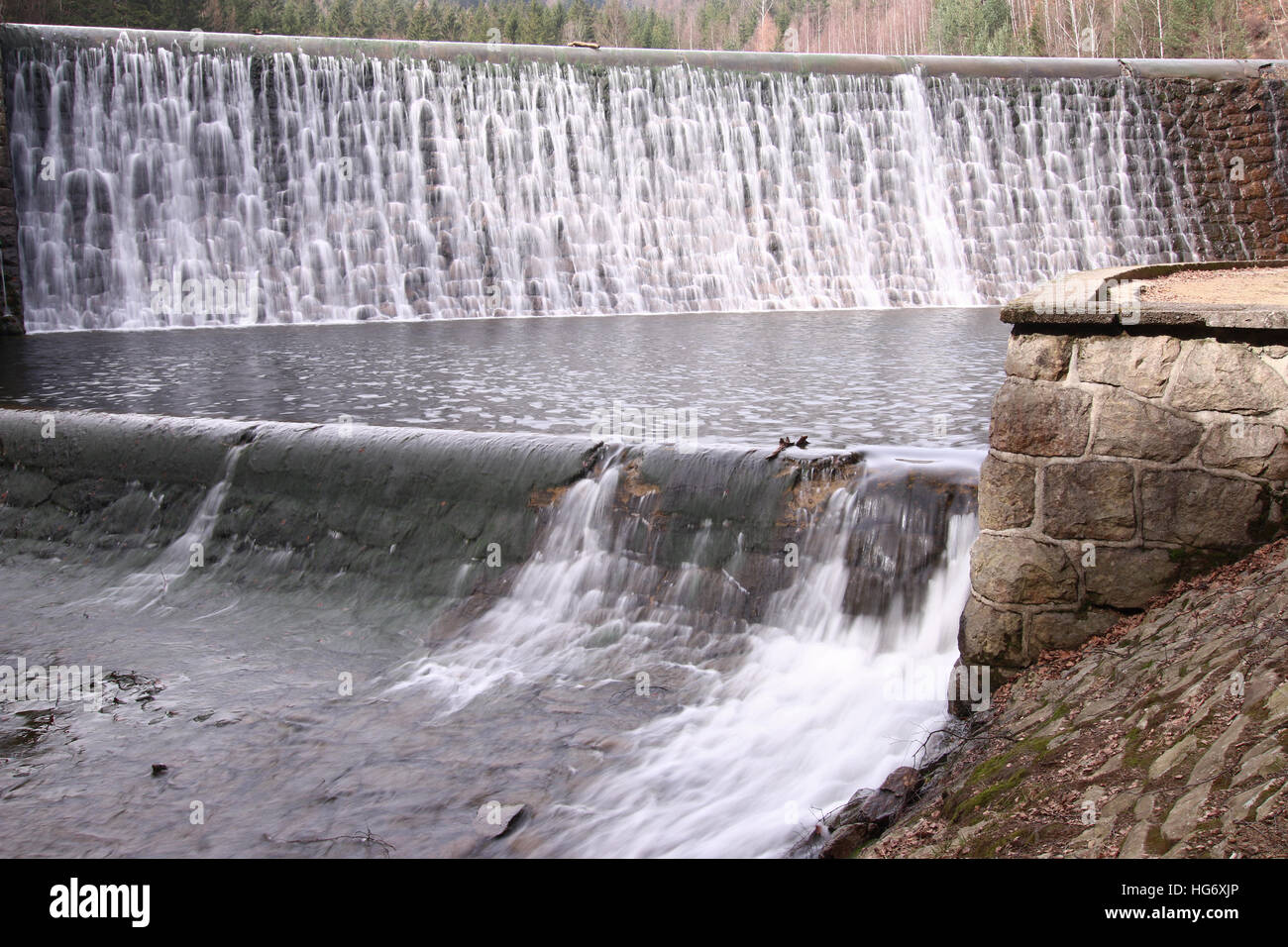 Cascade d'eau au déversoir du barrage Banque D'Images