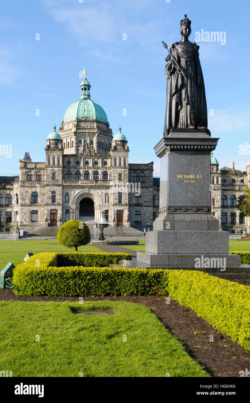 Une statue de la reine Victoria se trouve en face de la Colombie-Britannique Édifices du Parlement, l'île de Vancouver, Canada Banque D'Images