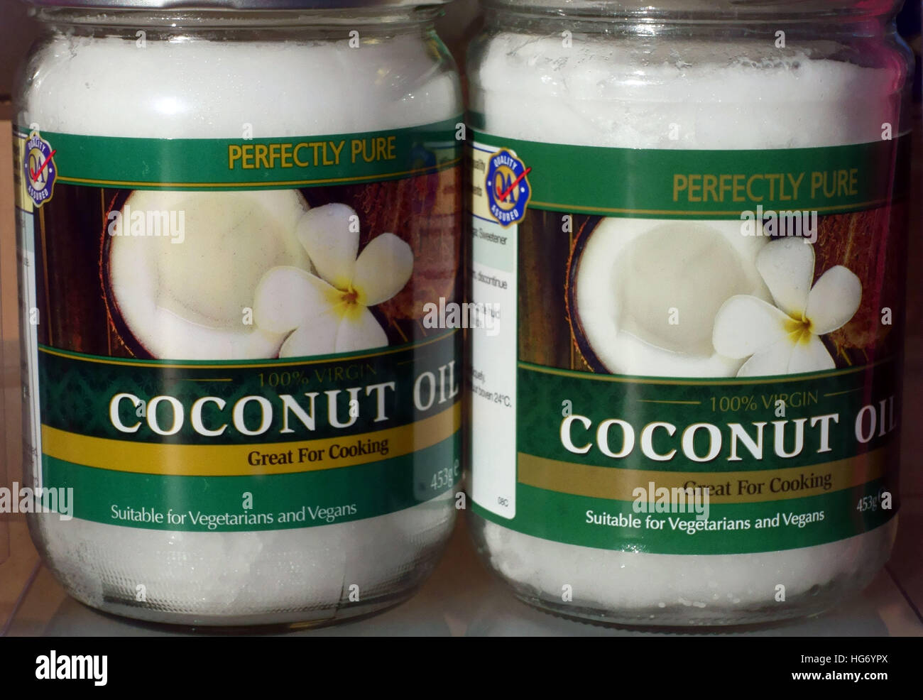 Les pots d'huile de noix de coco pour la cuisson, Londres Banque D'Images Les pots d'huile de noix de coco pour la cuisson, Londres Banque D'Images