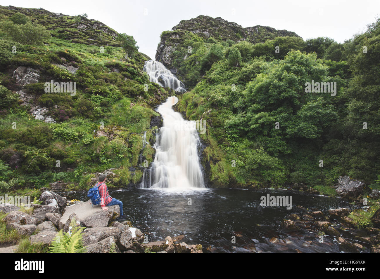 Lone walker à Assarancagh Cascade, Adara. Le comté de Donegal, Irlande / Assarnacally Waterfall Banque D'Images