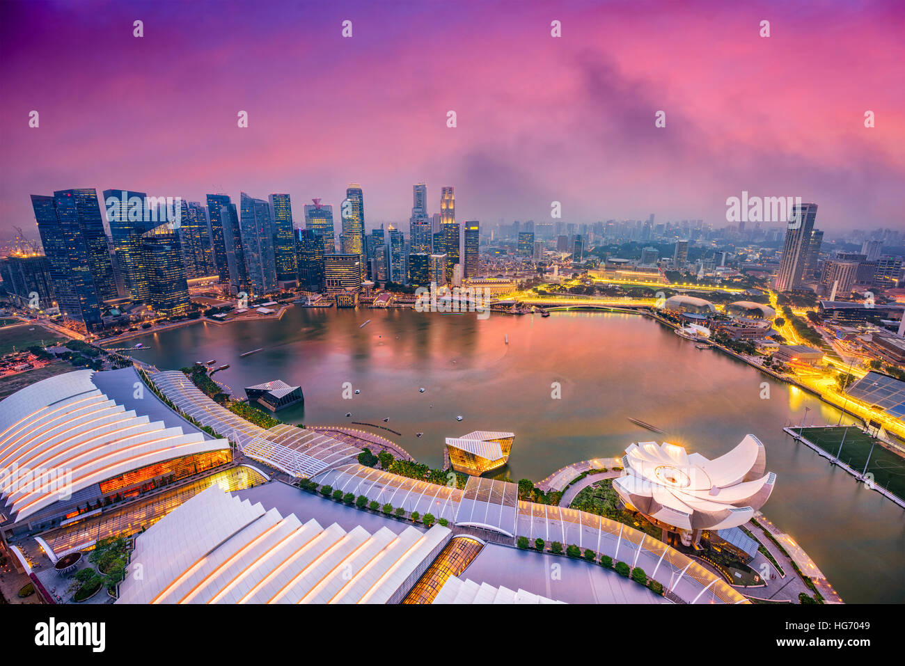 L'horizon de Singapour au crépuscule. Banque D'Images