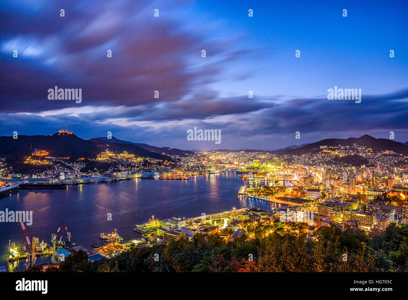 Nagasaki, Japon sur les toits de la ville à la baie. Banque D'Images