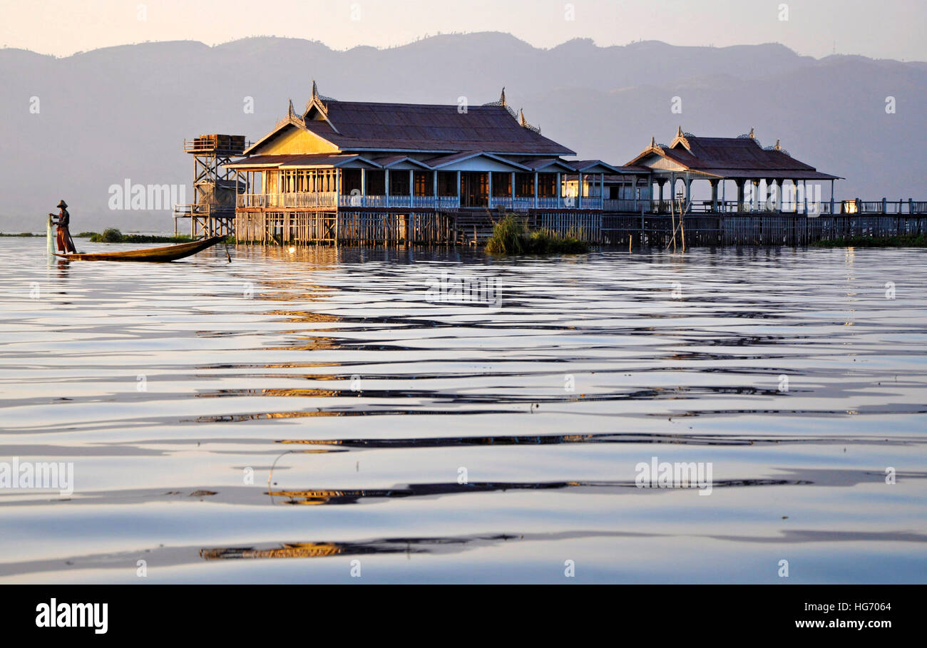 Pêcheur près d'un temple flottant, au Lac Inle, Myanmar, la Venise de l'Asie Banque D'Images