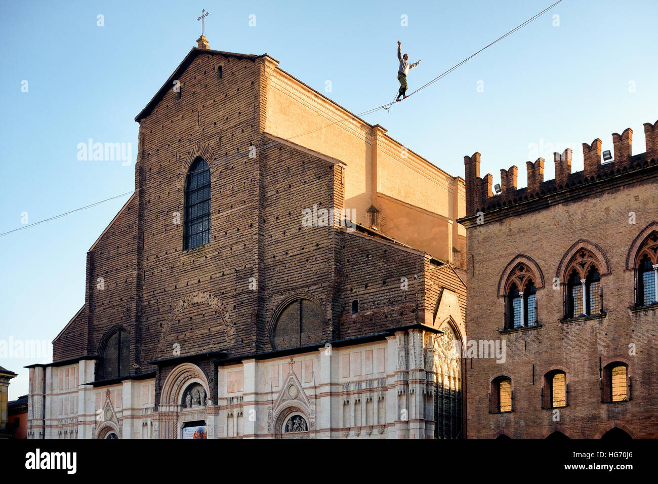Bologne, Italie - 04 janvier 2017 : Funambule marchant sur une corde au-dessus de la Piazza Maggiore, le centre de la ville médiévale de Bologne en Italie Banque D'Images