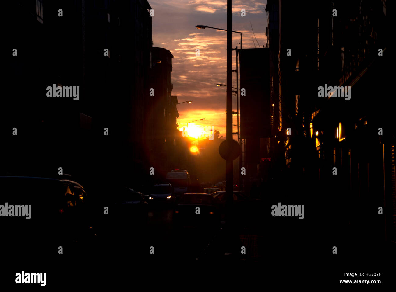 Vue du coucher de soleil à la rue bondée de la ville. Banque D'Images
