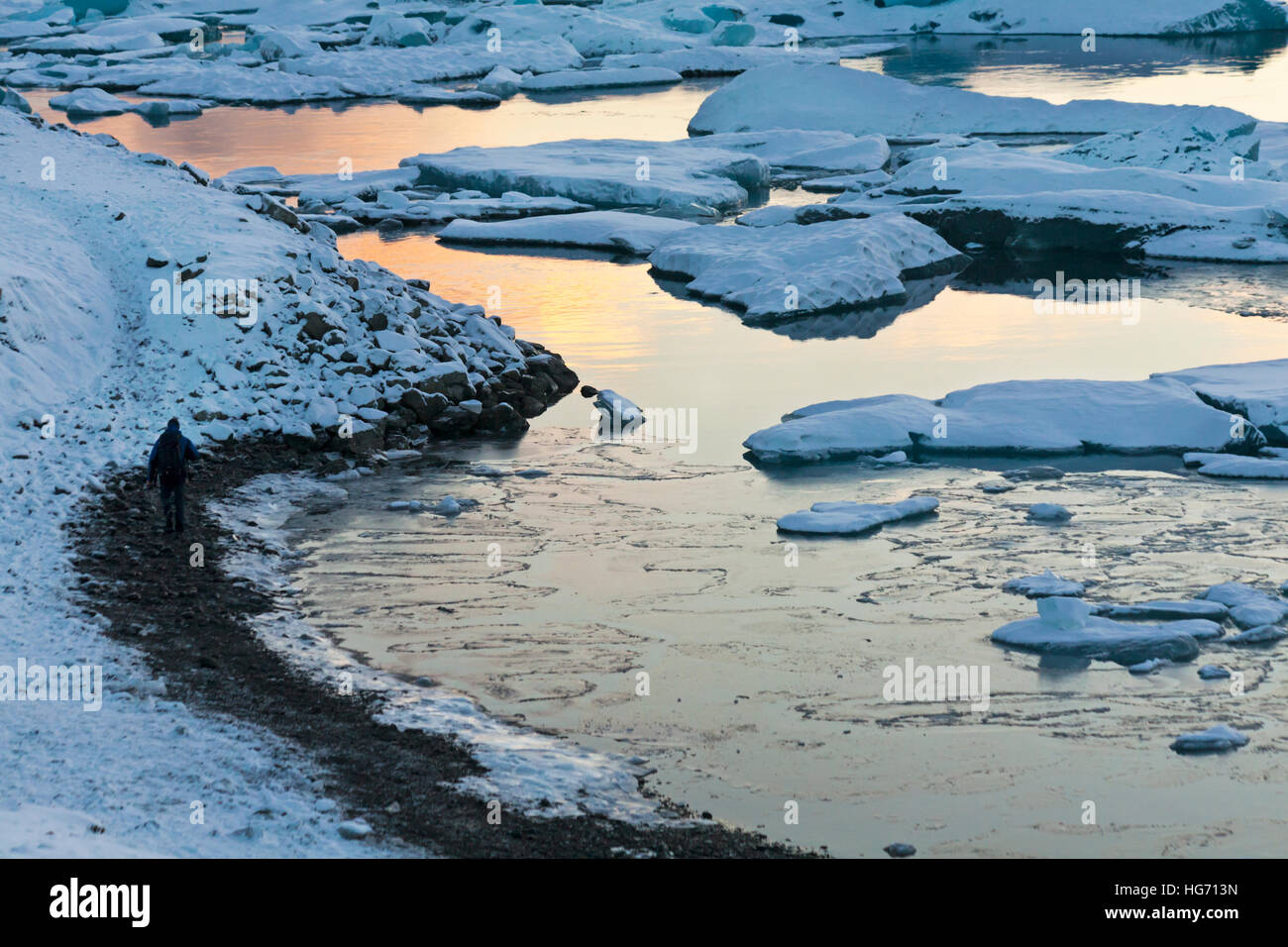 Superbes paysages avec daybreak réflexions à Jokulsarlon Glacial Lagoon, sur le bord du Parc National du Vatnajokull, l'Islande en Janvier Banque D'Images