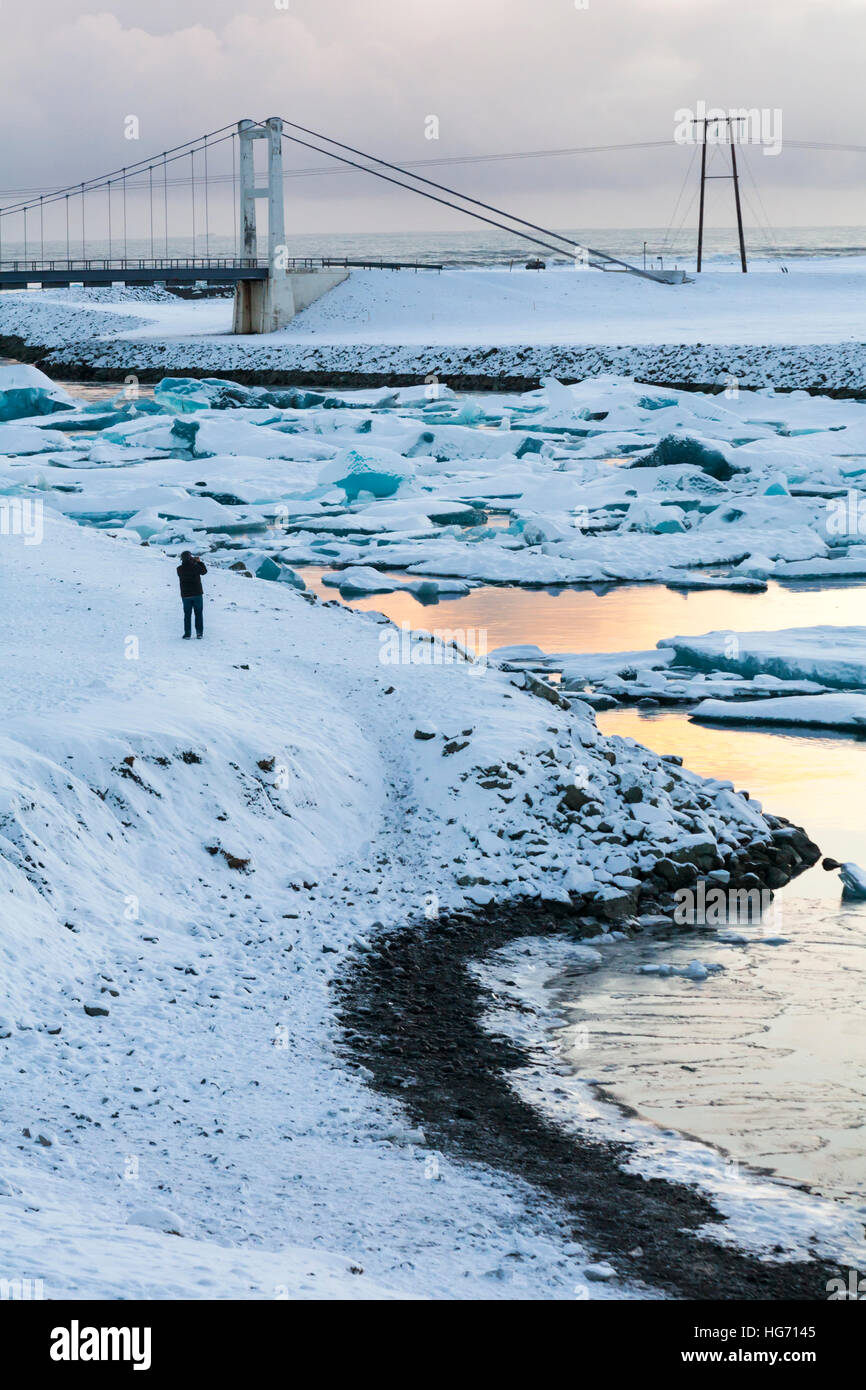 Prendre une photo d'un paysage magnifique avec daybreak réflexions à Jokulsarlon Glacial Lagoon, sur le bord du Parc National du Vatnajokull, Islande Banque D'Images