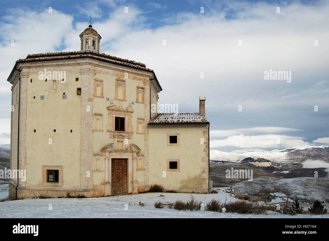 L'église de Sainte Marie de piété près de castle Calascio dans les Abruzzes (Italie) Banque D'Images