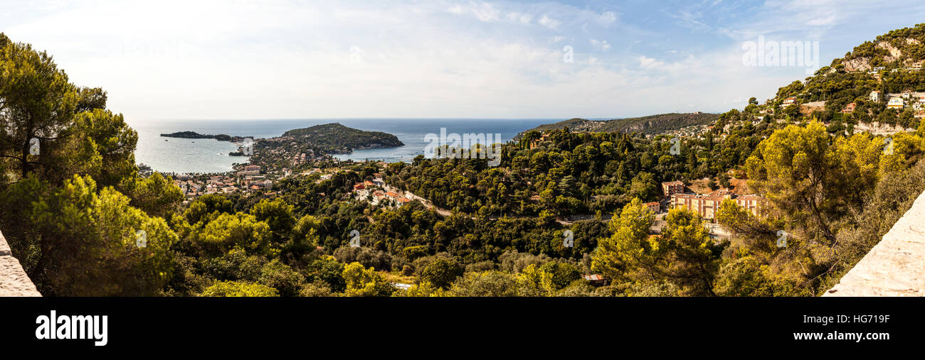 Beaulieu-sur-Mer avec panorama, ville, collines, forêt sur la Côte d'Azur, France Banque D'Images